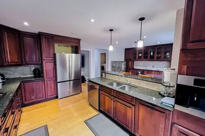 Image de Spacious Family Getaway | Free Parking & Great Location