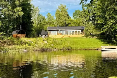 Image de Sönnvik, New—right on the lake, sleeps 8, hot tub, sauna, dock, boat, barbecue area