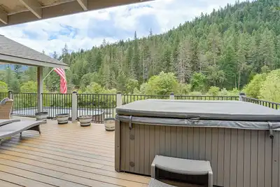 Pool & Dual Decks! Modern Trinity River Retreat