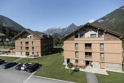 Image de Studio moderne avec espace de vie et coin nuit.