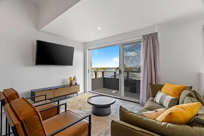 Image de Retraite de 2 chambres au bord du lac avec balcon ensoleillé