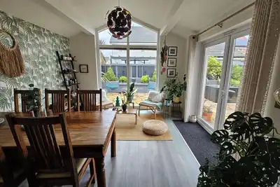 Image de 5 mins to the sea and golf course! Family sized home with cathedral window. . .