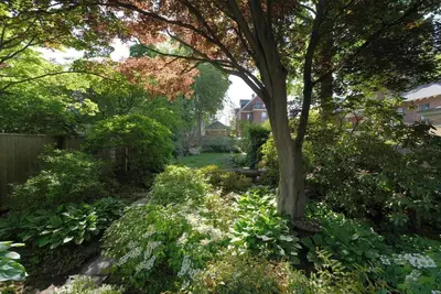 Image de Upscale Historic Townhouse with Expansive Garden