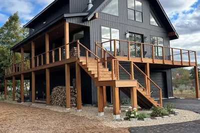 Image de New spacious and private 5-bedroom / 4 bathroom with sauna in charming Lincoln