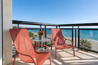 Image de Appartement Moderne en Bord de Mer avec 3 Chambres