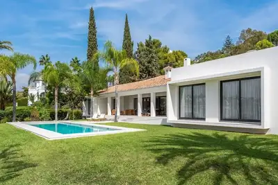 Image de Beautiful spacious 7-bedroom villa in charming El Paraiso