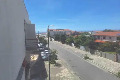 Image de Two-bedroom vacation home with sea view.