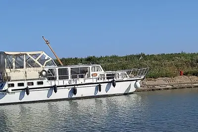 Image de Elégante péniche de 35m²avec terrasse abritée pouvant accueillir 4personnes