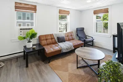 Image de 2br Near Airport, public transit to downtown!