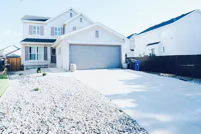 Image de Spacious & cozy family/group-sized home with backyard, deck & Gazebo!