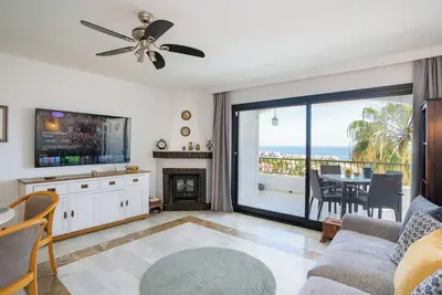 Image de Casa Oasis de Calahonda - 2 Br 2ba apt - Beach - Full Sea View - Terrace - Pool