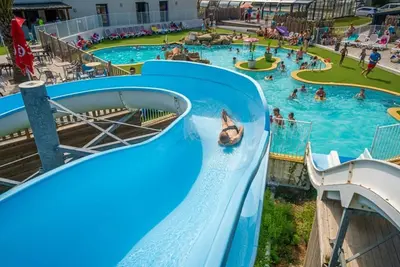 Image de Camping 4 étoiles - Piscine  - ccbeicd