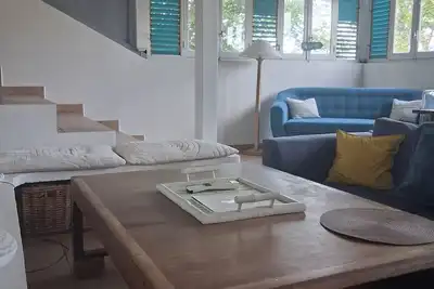 Image de Maison familiale d'architecte nichée dans la canopé à proximité de la plage.