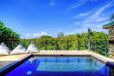 Image de The house sits on a small ridge with stunning views, a short walk from the beach. Visited daily by howler monkeys, pizotes, and colorful birds.
