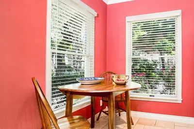 Image de 5br Fredericksburg retreat with hot tub, patio, WiFi, and parking.