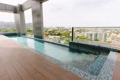 Image de Soacious 2 bedroom apartment in charming Kingston with pool.