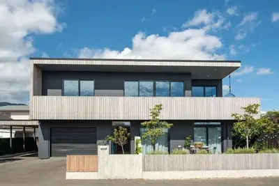 Image de Urban Art House - City Retreat with Spa Pool & Walk to Town
