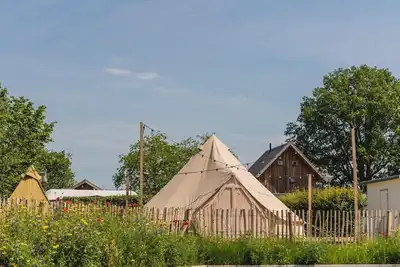 Image de Tente Zuna Bell près de la rivière Regge