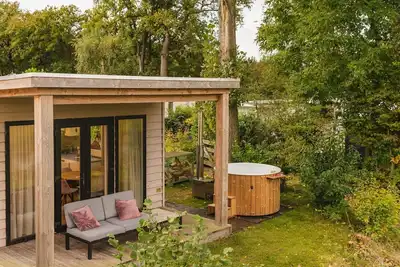 Image de Chalet pittoresque en bord de rivière avec bain à bulles