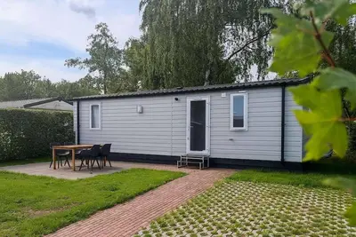 Image de Bungalow familial spacieux avec jardin