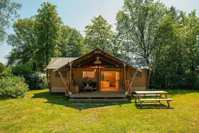 Image de Tente safari de luxe spacieuse pour 8 personnes