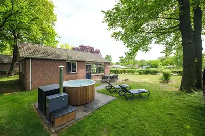 Image de Bungalow avec crèche et aire de jeux