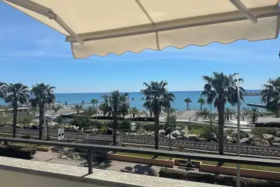 Image de Panoramic attic apartment with parking. Very close to amenities. Ocean view