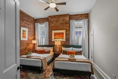 Image de 1 bedroom, 1 bathroom suite in Downtown Augusta. The sleeping arrangements for this unit are 2 full beds.