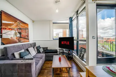 Image de Spacious 3br Duplex | Sleeps 7 | 2 En-Suites | Secure Parking | 3 Balconies