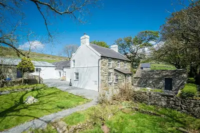 Image de Maes-Y-Cwm -  a self catering cottage that sleeps 8 guests in 4 bedrooms
