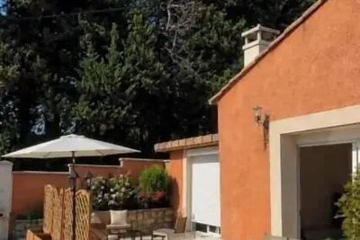 Image de Spacieux Mas provençal avec piscine, parc arboré & bassins à Koï