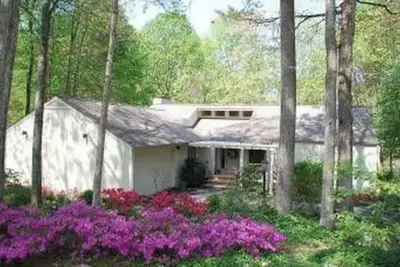 Image de Larboard Landing in The Waterfront sleeps 10 in a quiet cove with dock & kayaks.