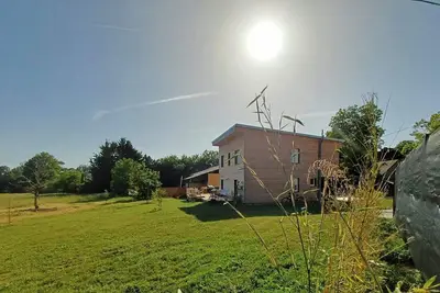 Image de maison bois contemporaine  \"chez Fan-Fan\" spacieuse et agréable.