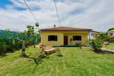 Image de Spacious and charming 90-square-meter villa with a large garden of approximately 200 square meters equipped with a barbecue, perfect for five people and four-legged friends. The property is located in a very quiet area of ​​Montesilvano, perfect for e