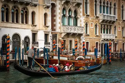Image de Historic Palazzo Apartment in San Samuele with elevator and Sleeps 6