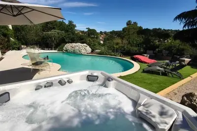 Image de Grand studio dans villa avec piscine, jacuzzi et terrain de boules.