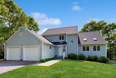 Image de Bright Falmouth Home With Open Layout, Ac & Deck