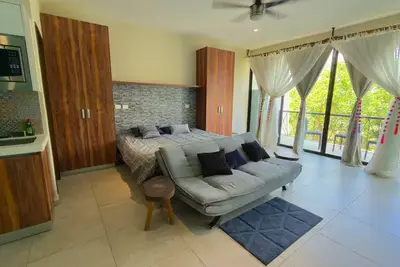 Image de Spacious study with a view of the pool