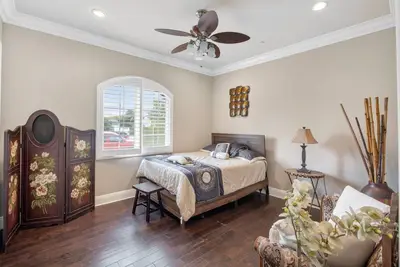 Image de 3-bedroom  2 bathroom space in a tranquil Downey home with cool Ac breeze