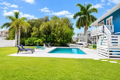 Image de Huge water front 3-bedroom house with boat dock and pool