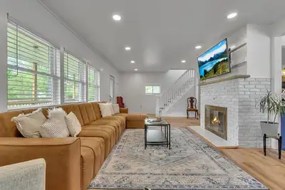 Image de Updated 3 bedroom Lake Erie cottage steps from the water