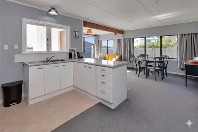 Image de Kiwi 2 Bedroom Bach near Beach - Pets Ok + Wi-Fi