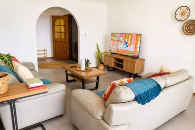 Image de 3 bedroom cottage with ocean views fully furnished with ample space for the kids