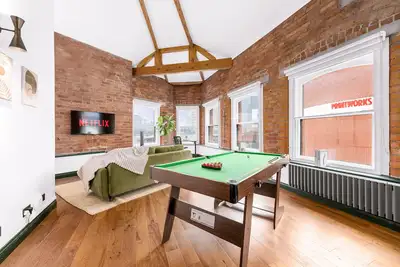 Image de Spacious 2br • Pool Table • Workspace • City Centre