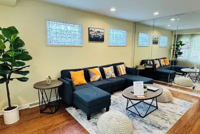 Image de 3br Vintage Apt • Patio • Walk to McKinley Park