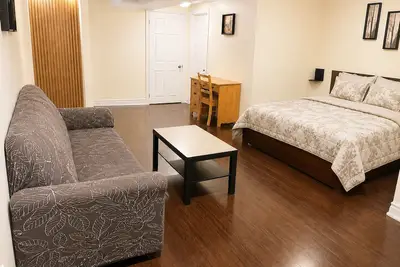 Image de Affordable Spacious Private Suite| Ensuite Bath | Free Parking | Pearson Airport