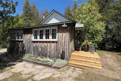 Image de Beach, Please! Centrally located quiet Cottage, 90 seconds from the Sand!