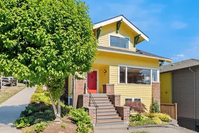 Lake & Space Needle Views • Ac • Large Groups • Charming Classic Craftsman!