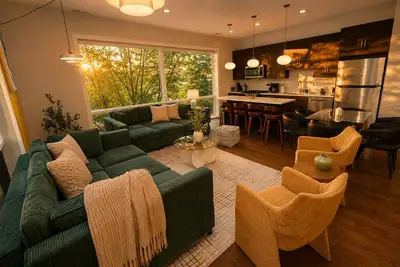 Image de Spacious 4br West Loop Retreat w/Optional Parking