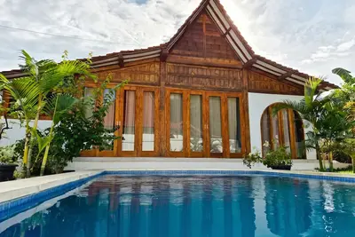 Image de 3-bedroom family house with pool, garden and toys